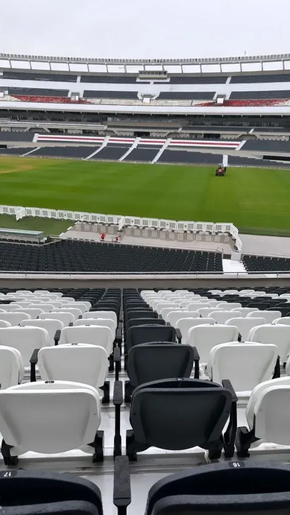 Trabajos a contrarreloj para recuperar el campo de juego (Foto: Obras River Plate)