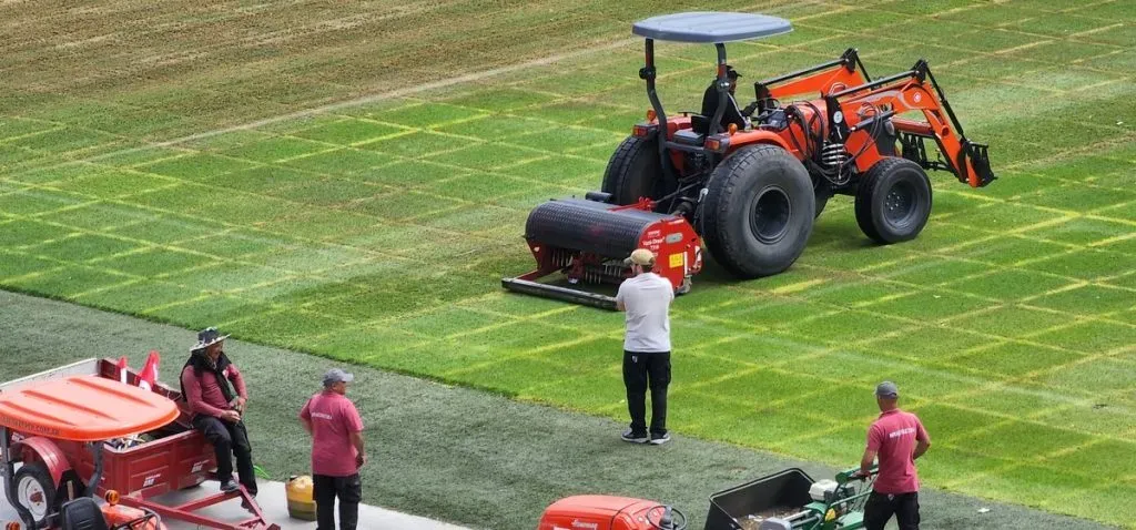 Los trabajos para reparar los daños que provocaron los recitales en el Monumental.