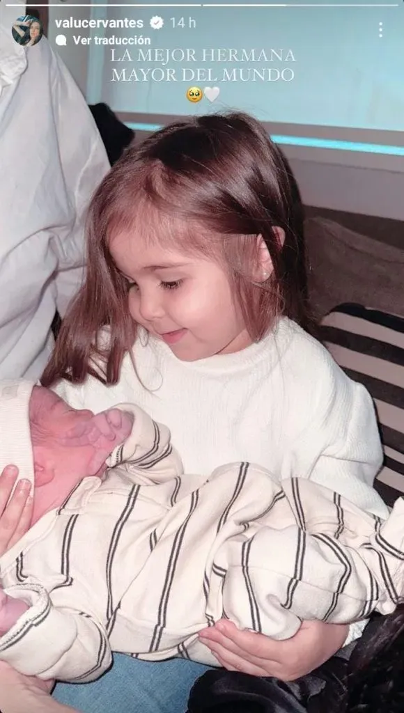 El recién nacido Benja Fernández con su hermanita, Olivia (Foto: Instagram)