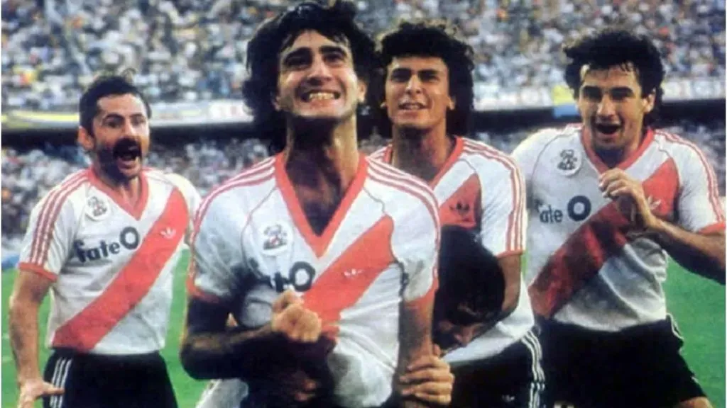 El Beto Alonso festejando su gran gol en la Bombonera.