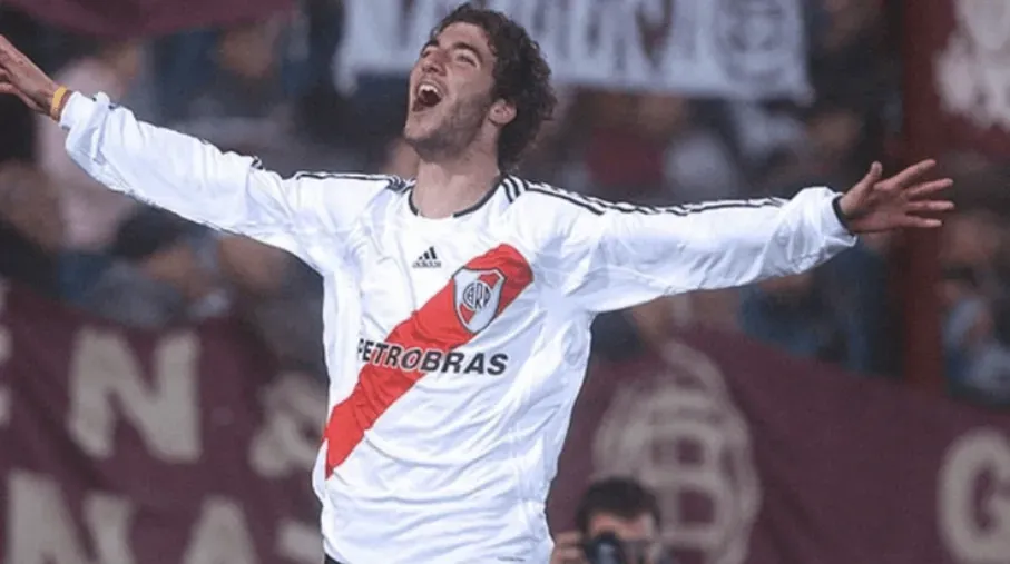 Higuaín festejando un gol con la camiseta de River.