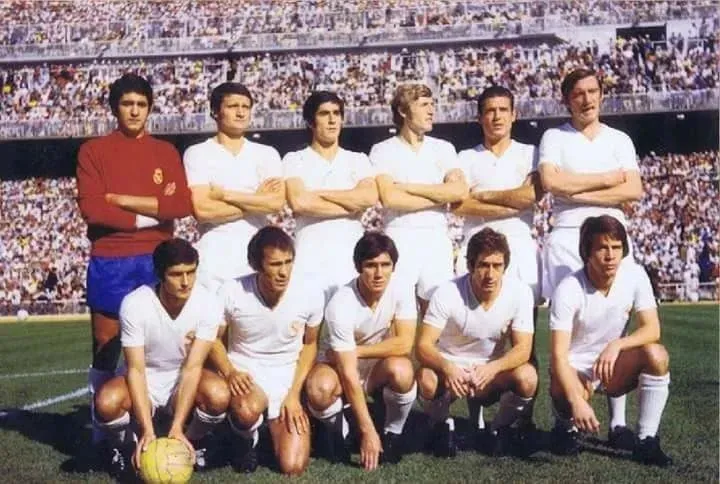 Anzarda, abajo a la derecha, fue el primer jugador en pasar directo de River a Real Madrid.
