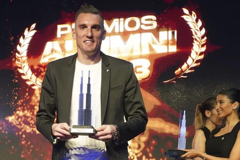 Armani con el Premio Alumni. (Foto: Prensa Premio Alumni).