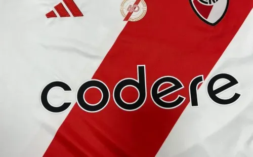 La camiseta que River lucirá desde las 21.00 (Foto: Juan Cortese).