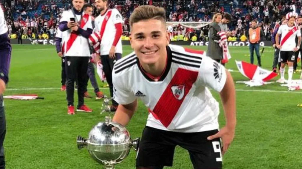Julián Álvarez con la copa más deseada en 2018.