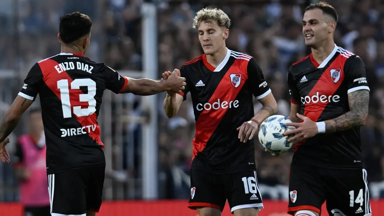 Colidio durante el partido ante Gimnasia. (La Página Millonaria / Diego Haliasz)