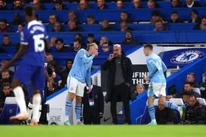 Haaland dialoga con Guariola. (Foto: Getty).