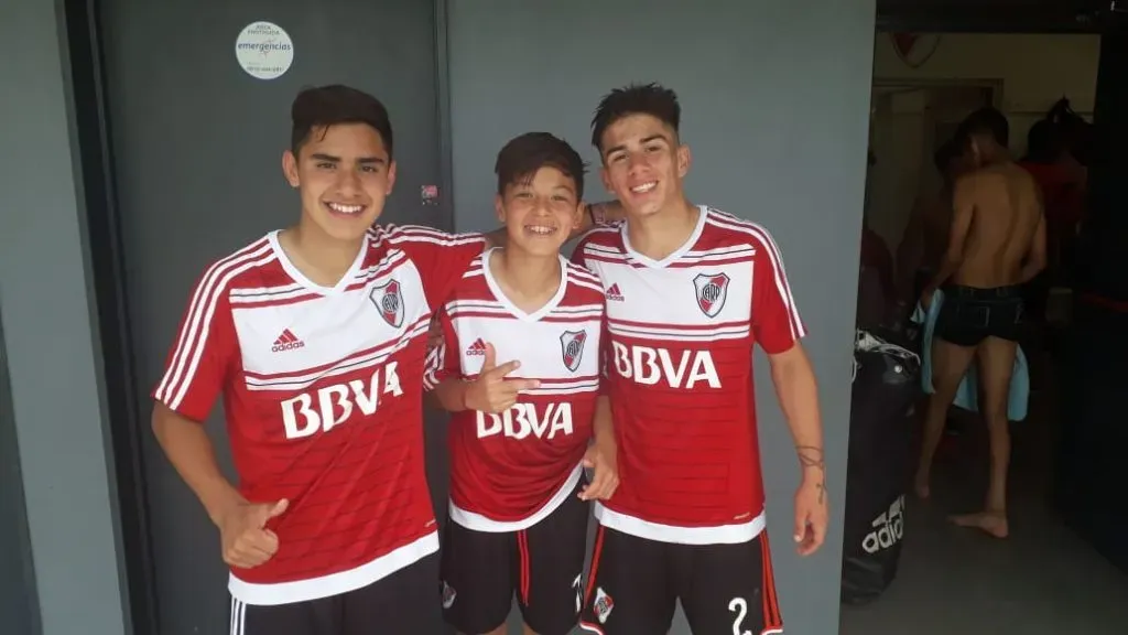 Jano Franco Soria junto a Matías Gallardo y Agustín López, luego del primer título en Octava División.