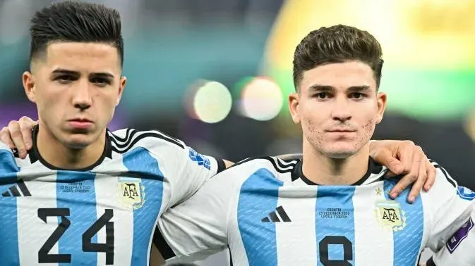 Enzo y Julián prestan atención a lo que sucede con sus clubes