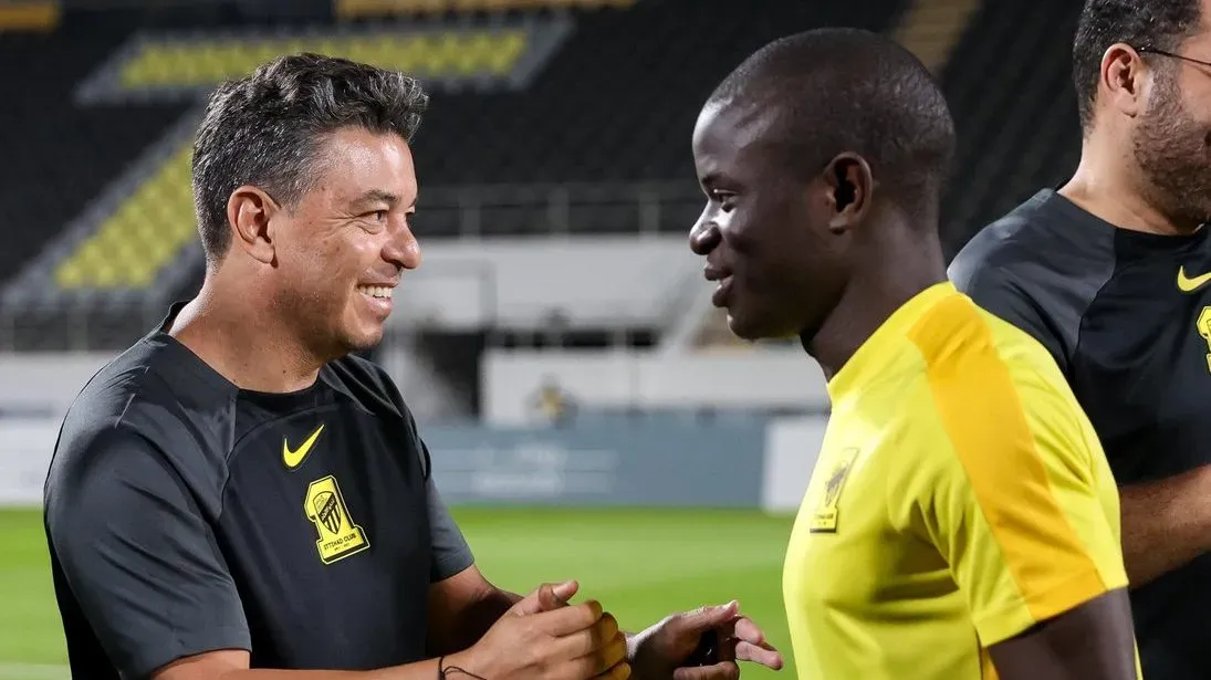 Gallardo con Kanté en el entrenamiento de Al Ittihad. (Prensa Al Ittihad)