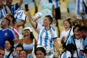 Los hinchas argentinos comienzan a copar el Maracaná (Foto: Getty)