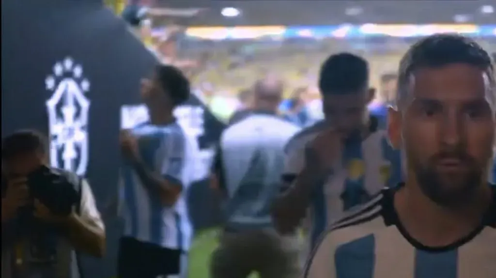 El gesto de Enzo Fernández a los hinchas locales en medio del escándalo, mostrando el escudo de campeón del mundo.