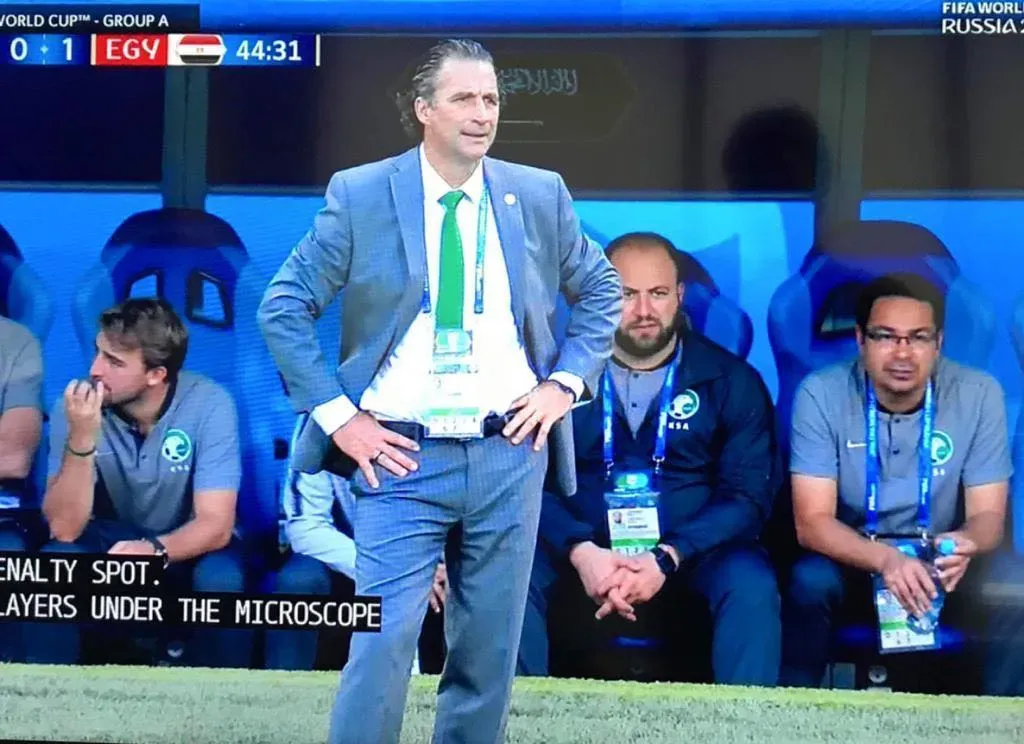 Ayman Ebeid, a la derecha de la imagen acompañando al cuerpo técnico de Arabia Saudita de Juan Antonio Pizzi en el Mundial 2018.