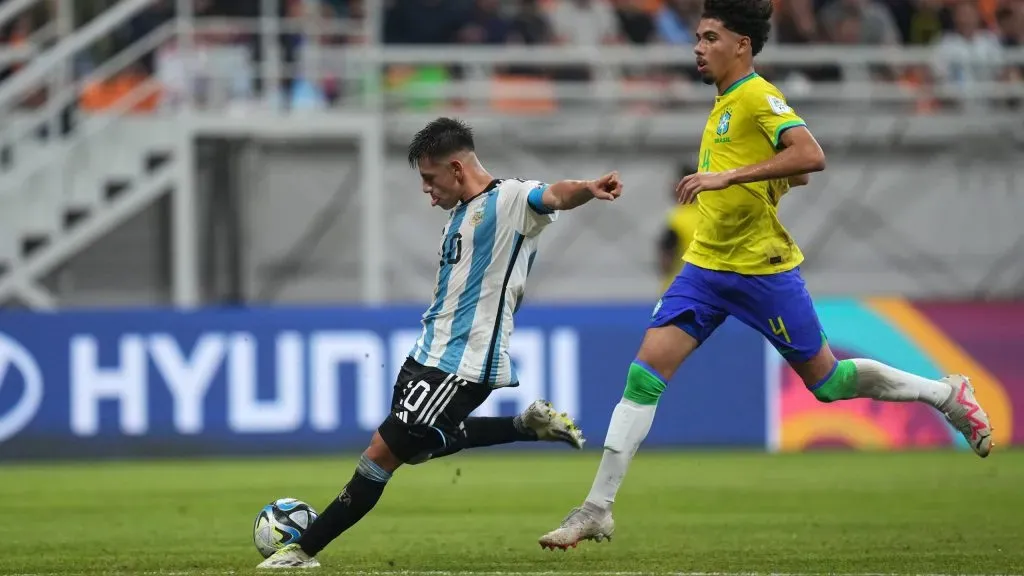 Echeverri hizo los tres goles de la Selección. (@Argentina)