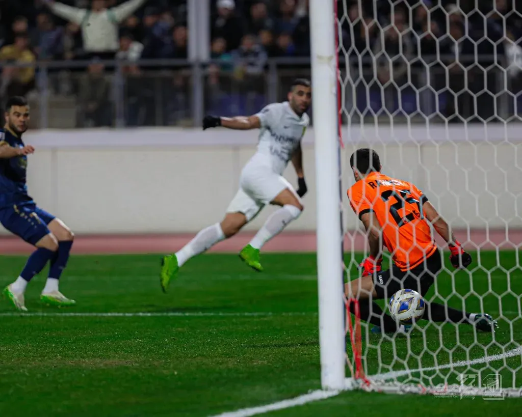 El primer gol de Hamdallah, con definición entre las piernas del arquero. (Foto: Al Ittihad).