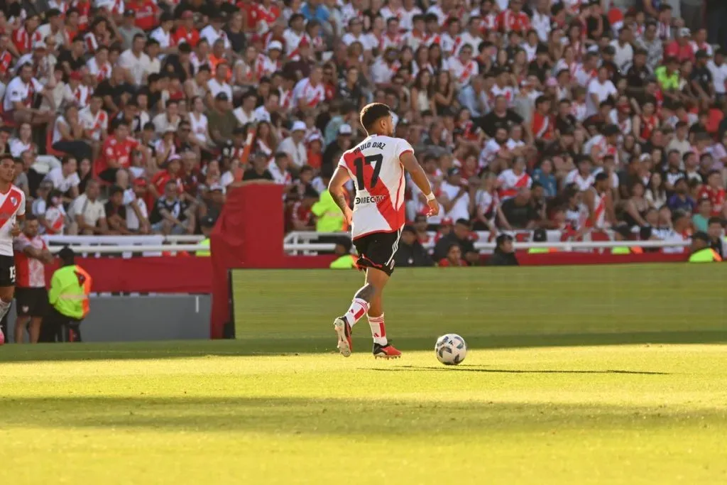Paulo Díaz con pelota dominada. (Foto: Prensa River)