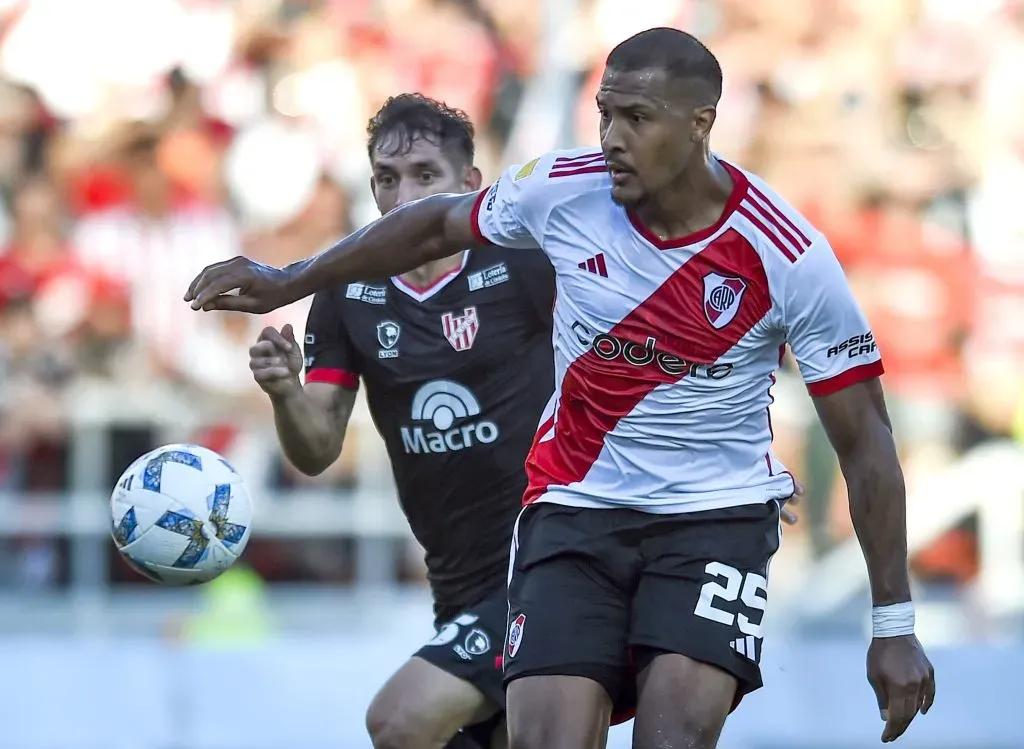 Salomón Rondón disputando una pelota. (Foto: Getty)