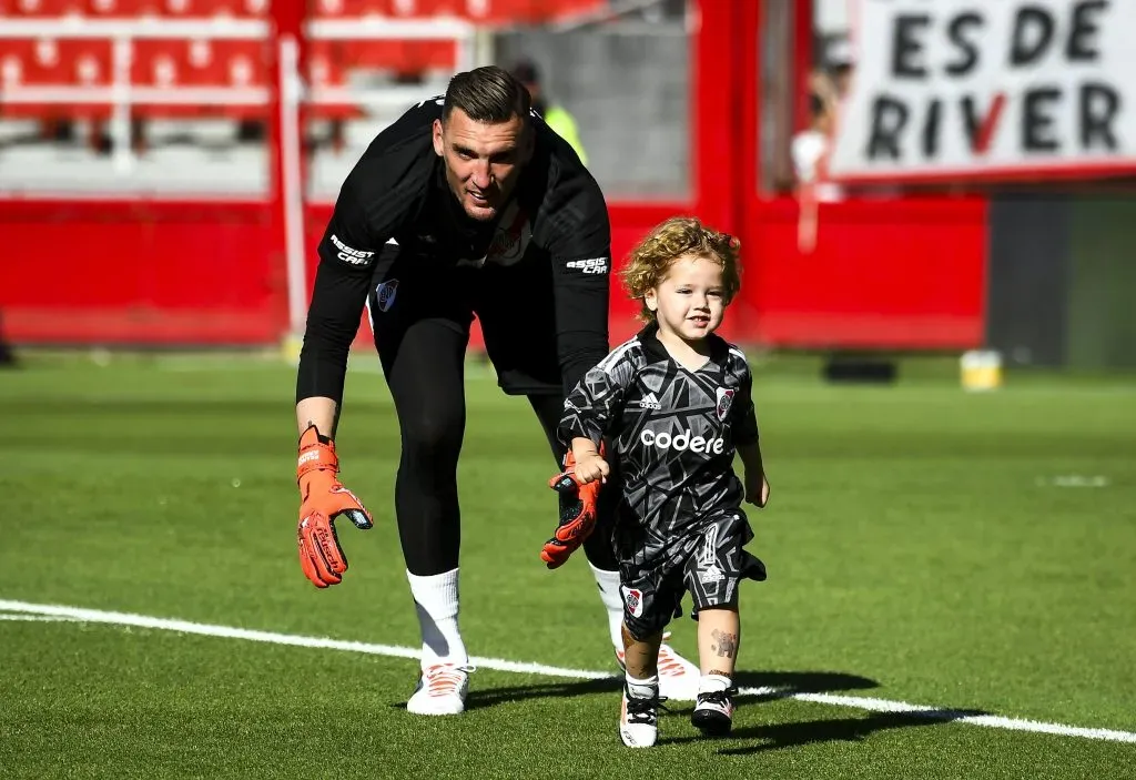 Armani junto a su hijo en la entrada en calor. (Foto: Getty).