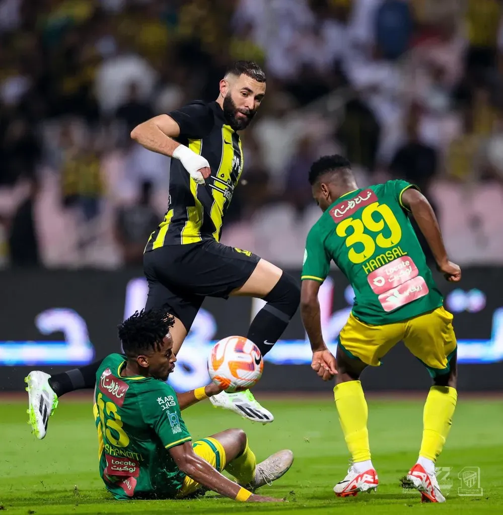 Benzema en acción antes de lesionarse ante Al Khaleej. (Foto: Al Ittihad).