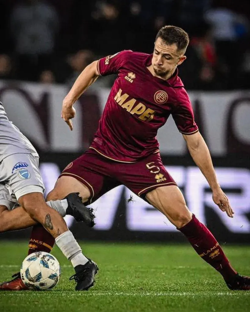 Felipe Peña Biafore sigue consolidándose en Lanús, pero River tiena una cláusula de repesca.