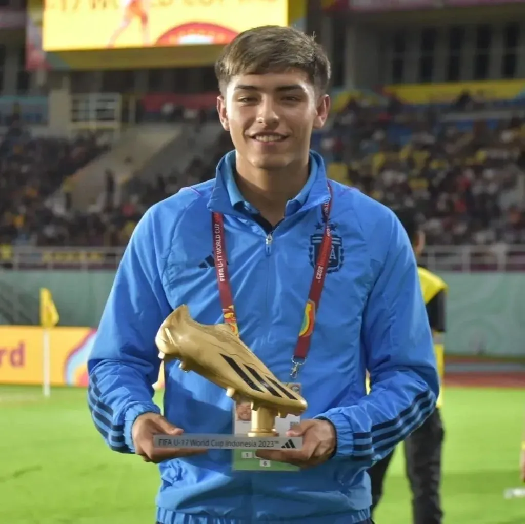 Agustín Ruberto con la Bota de Oro. (Prensa AFA)