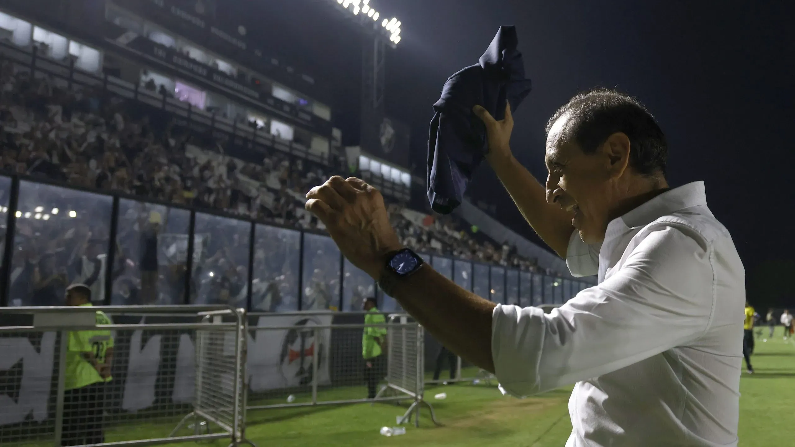 Ramón Díaz a punto de regalar su popular saco. (Getty)