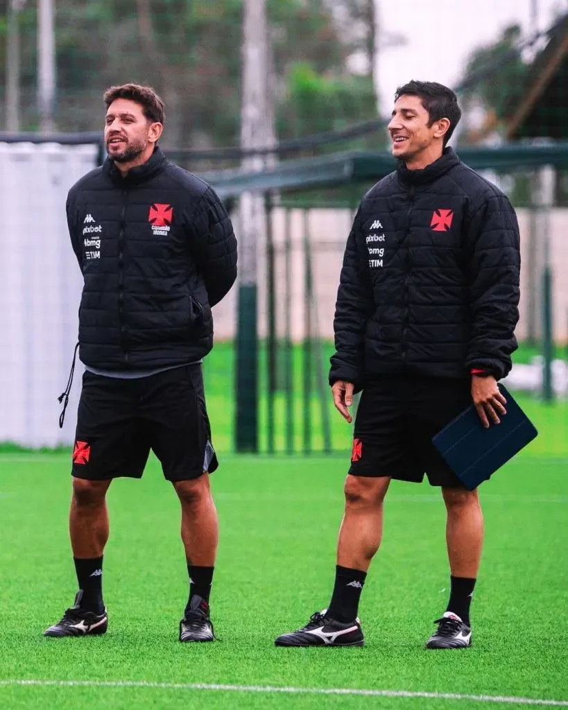Osmar El Malevo Ferreryra y el videonalista Diego Paz, ambos integrantes del cuerpo técnico de Ramón Díaz en el Vasco Da Gama de Brasil (@damy_050/Instagram).