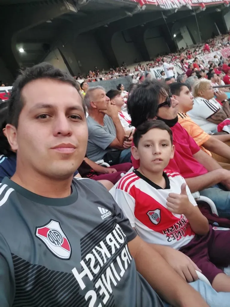 Daniel y su sobrino, que era hincha de Boca, pero tras ver la final de la Copa Libertadores 2018 se hizo de River y ahora es un fanático más del Millonario.