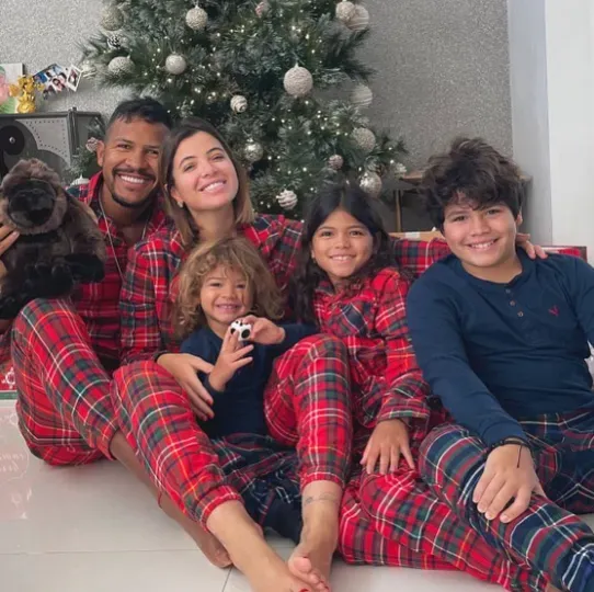 Rondón junto a su esposa y sus hijos en la última navidad.