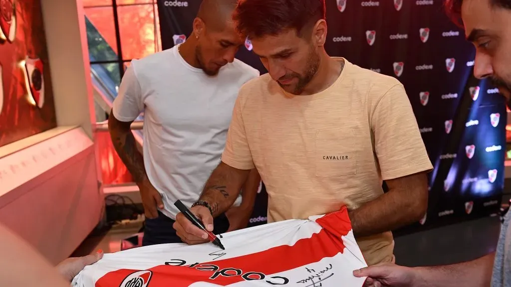 Leo pone la firma sobre la camiseta más linda.