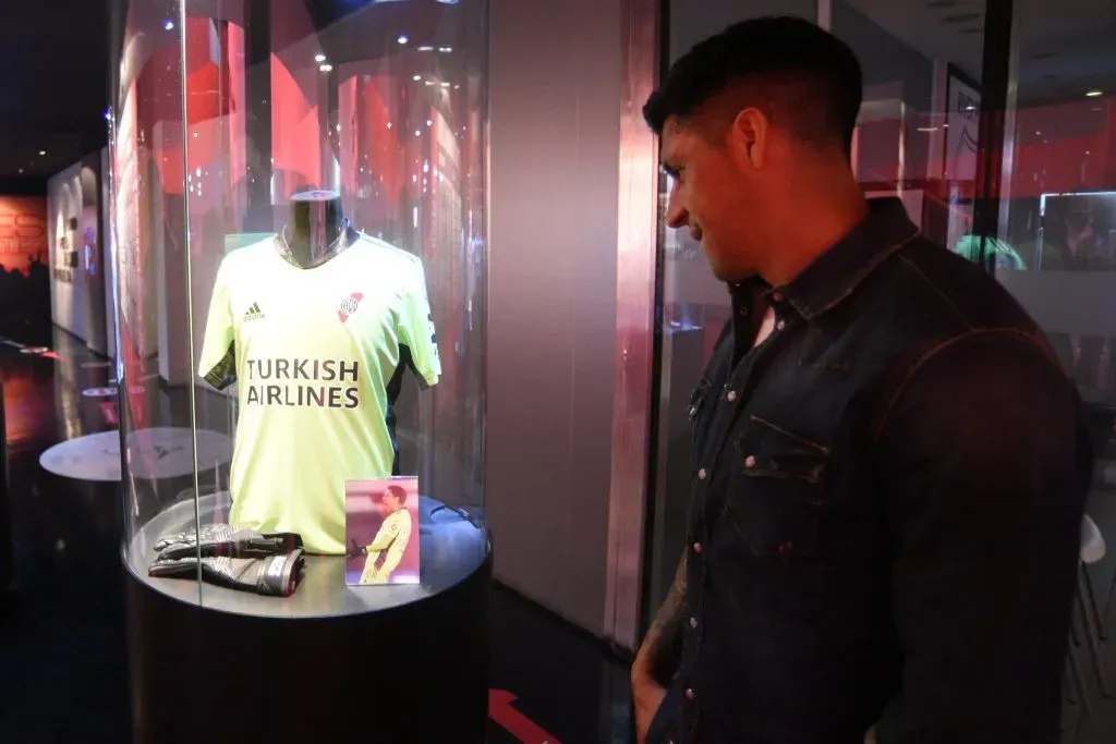 Los guantes y el buzo que Enzo Pérez usó el 19 de mayo de 2021 se exhiben en el Museo River.