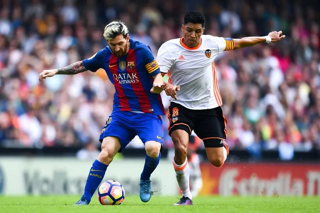 Enzo Pérez ante Messi en un Valencia vs. Barcelona. (Foto: Getty).