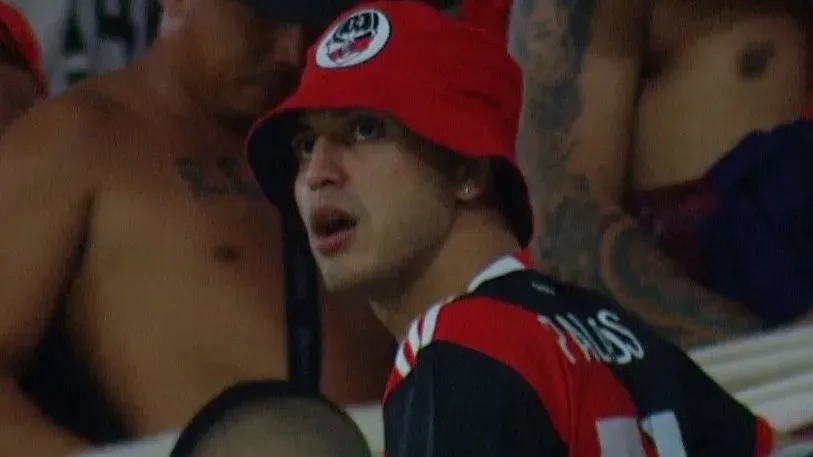 Exequiel Palacios en medio de la popular de River en Santiago del Estero.