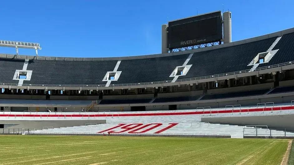 Una imagen novedosa: la cabecera Sivori sin el cerco metálico.