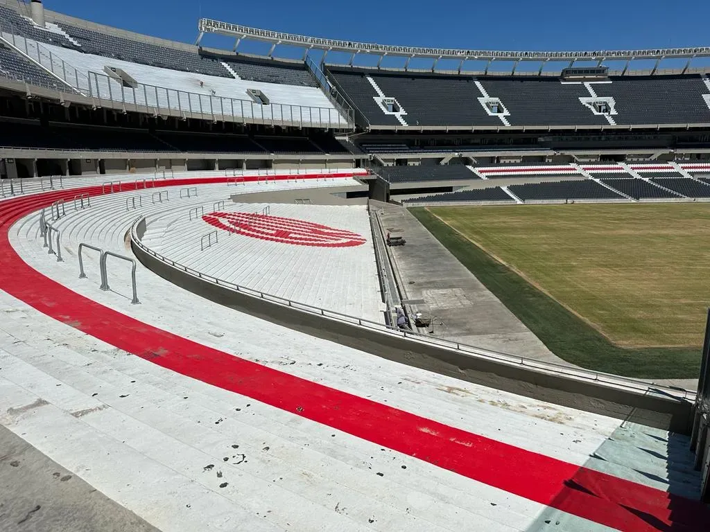 El Monumental que se viene: la cabecera Centario Baja e Inferior, sin el cerco metálico (Foto: La Página Millonaria)
