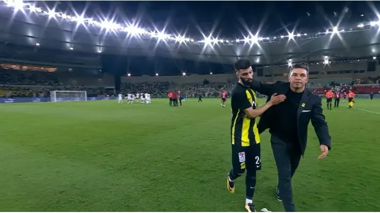 El Muñeco saludó uno por uno a sus jugadores luego de la derrota.