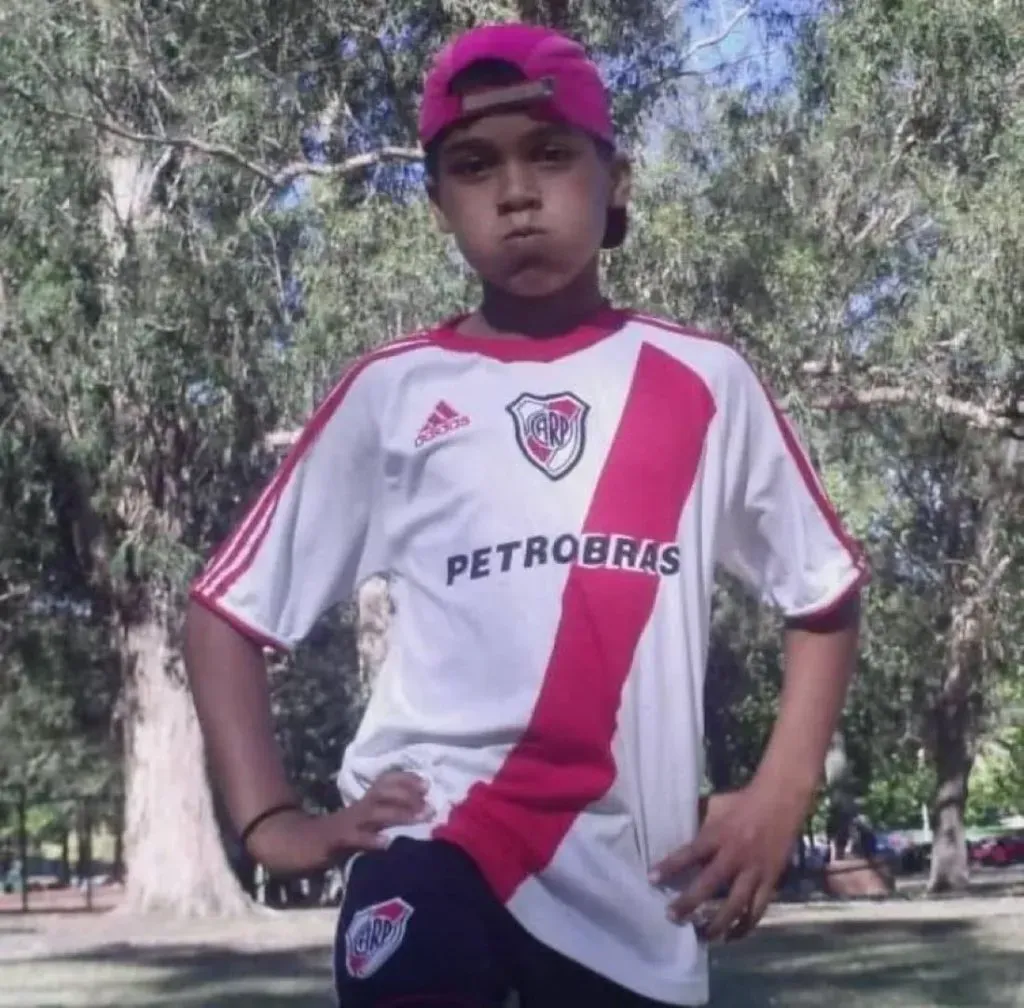 Matías Arezo posando con la camiseta de River en su infancia.