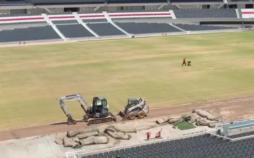 Se quitaron las carpetas perimetrales de césped sintético y el escudo de River entre los dos bancos de suplentes.