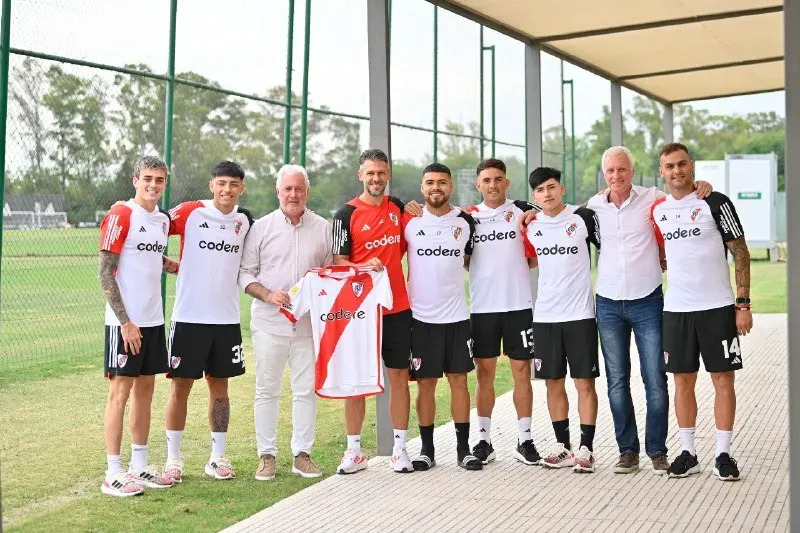 La foto grupal con todos los futbolistas que renovaron sus contratos (Foto: Prensa River)