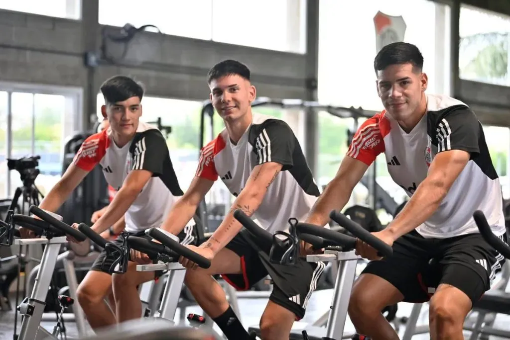 Daniel Zabala junto a Ian Subiabre y Franco Mastantuono en el inicio de la pretemporada (Foto: Prensa River)