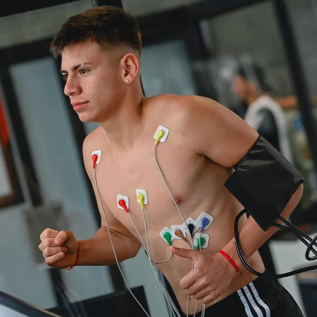 La primera foto de Echeverri en River luego de la noticia de su venta al City. (Foto: Prensa River).