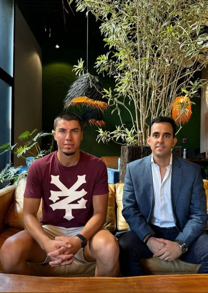 Martín Del Campo (derecha) con el futbolista uruguayo Cristian Muga, uno de sus representados.