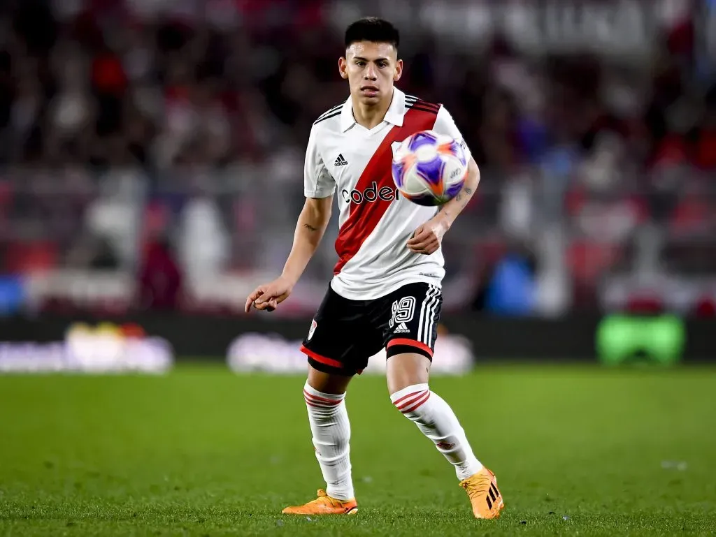 Claudio Echeverri jugará al menos un año más en River pero se podría perder el arranque de la Copa de la Liga.