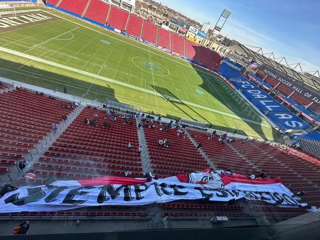 La bandera de River ya está en el estadio. (LPM)