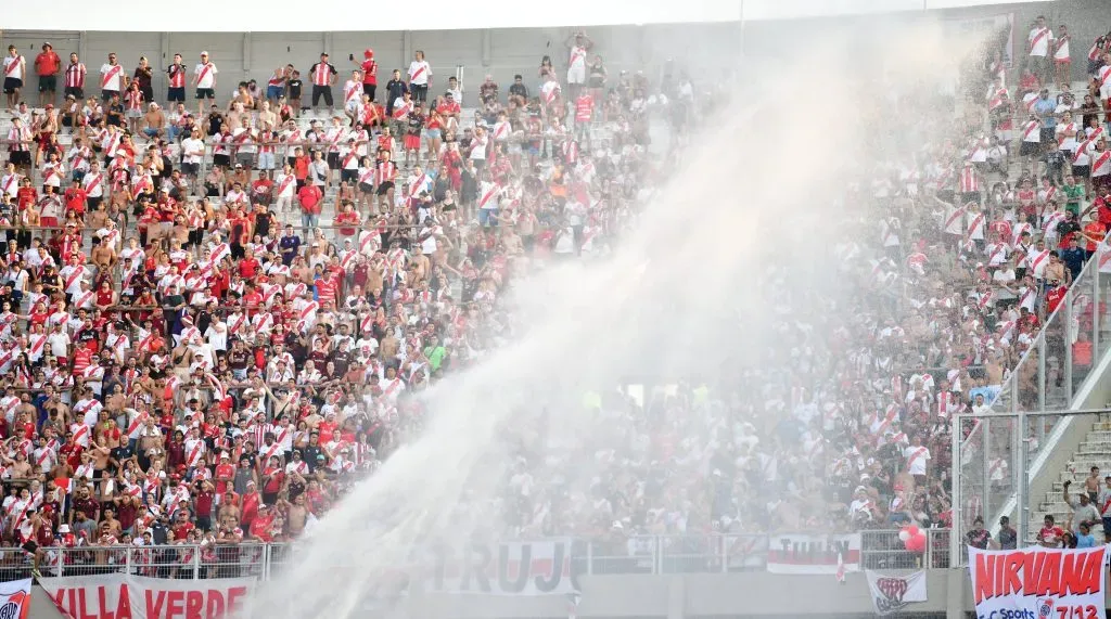 Se vienen temperaturas elevadas y los hinchas de River podrán ingresar con botellas de agua (Foto: Getty)