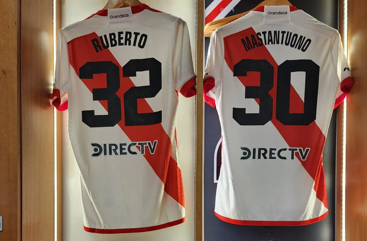 Las camisetas de Mastantuono y Ruberto