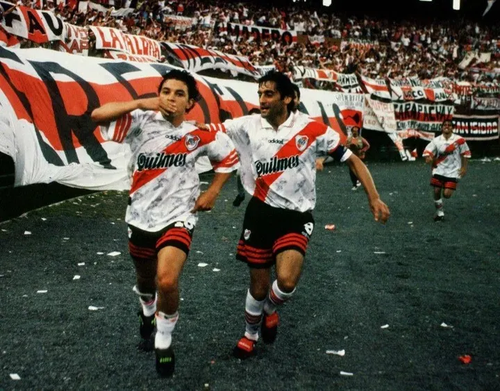 El festejo del Muñeco, Enzo y el trapo de “RIVER ES EL PAÍS” de fondo.