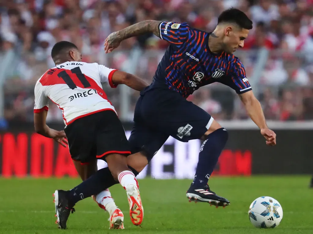 Villagra enfrentando a River en el Monumental (Getty)