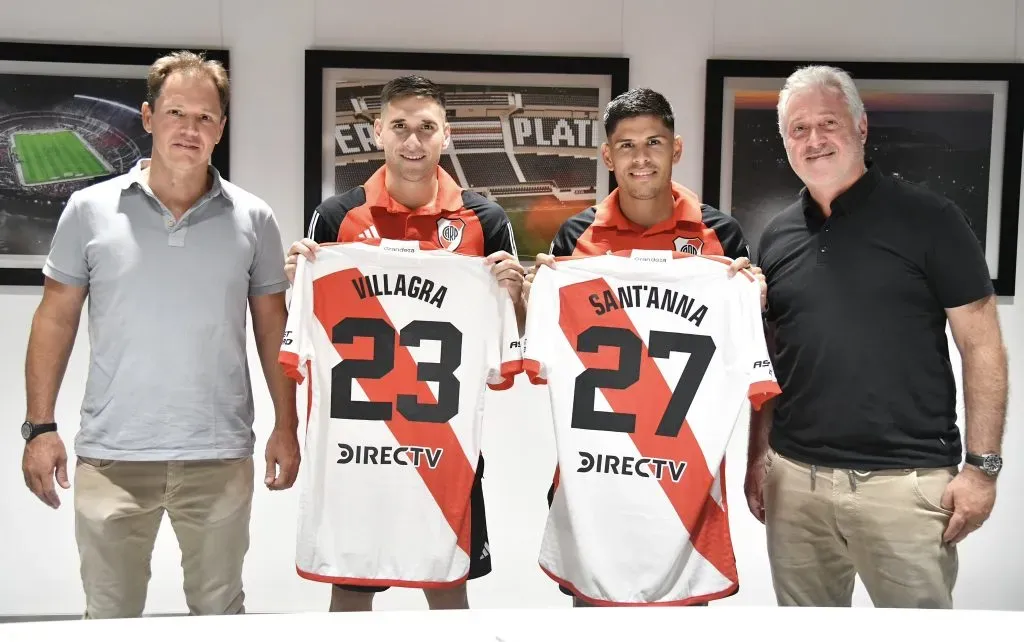 Villagra y Sant’anna junto a Brito y Patanian en la firma de sus contratos. (Foto: Prensa River).