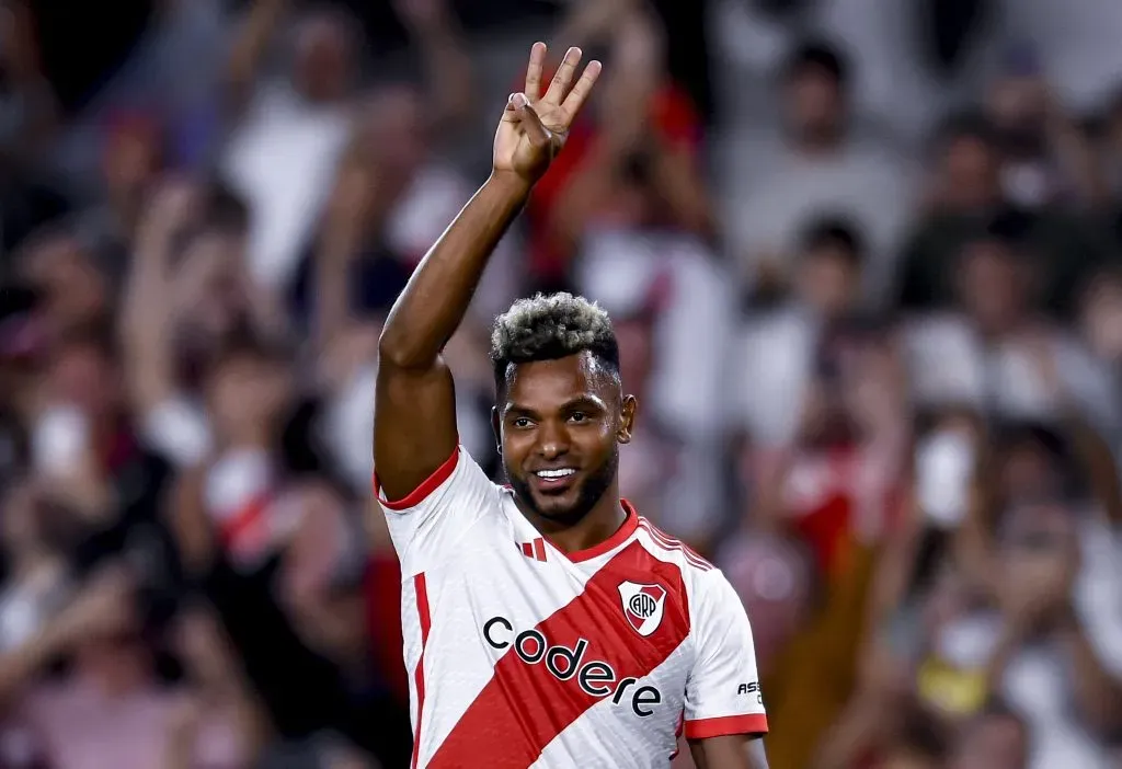 Borja hizo tres goles en el triunfo de River ante Vélez.